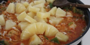 Beitragsbild des Blogbeitrags Rezept: Thai Curry mit Huhn, Ananas & Kokosmilch