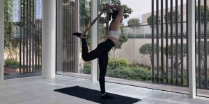 Beitragsbild des Blogbeitrags 7 Stretching Übungen – Dehnen mit Yogagurt