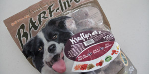 Beitragsbild des Blogbeitrags Ausprobiert: Kraftprotz BARF Hundefutter von Petman