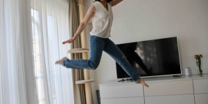 Beitragsbild des Blogbeitrags Fit daheim – Mehr Bewegung im Alltag dank Trampolin Springen