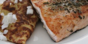 Beitragsbild des Blogbeitrags Omlett aus Kokosmehl mit Spinat & Lachs