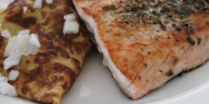 Beitragsbild des Blogbeitrags Omlett aus Kokosmehl mit Spinat & Lachs 