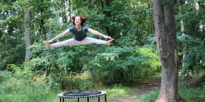 Beitragsbild des Blogbeitrags Gute Laune Trampolin Workout – Weil Springen happy macht