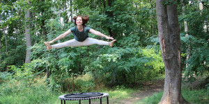 Beitragsbild des Blogbeitrags Gute Laune Trampolin Workout – Weil Springen happy macht 