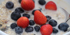 Beitragsbild des Blogbeitrags Einkaufstipp: Hafer Drink mit Vanille & Granola von dm Bio