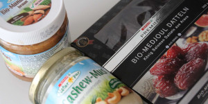 Beitragsbild des Blogbeitrags Lust auf Süßes? Nussmus mit Datteln