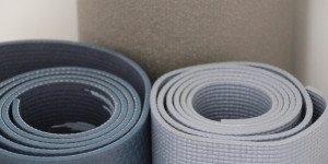Beitragsbild des Blogbeitrags Endlich mehr Yoga zuhause machen