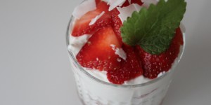 Beitragsbild des Blogbeitrags Skyr mit Erdbeeren