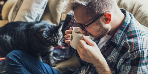 Beitragsbild des Blogbeitrags Worauf achten beim Kauf von Rückenkissen fürs Sofa?