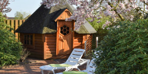 Beitragsbild des Blogbeitrags Die richtige Gartensauna für Ihren Garten finden