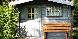 Beitragsbild des Blogbeitrags Das Gartenhaus aus Holz- Vorteile, Nachteile und Verwendung