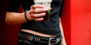 Beitragsbild des Blogbeitrags Outfit: Black Iced Coffee und Adiletten 