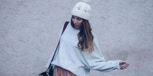 Beitragsbild des Blogbeitrags Outfit: Carrie Bradshaw Moment mit Plissee Rock