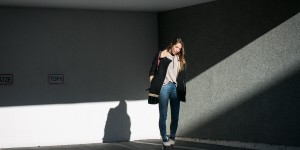 Beitragsbild des Blogbeitrags Outfit: Highwaist Jeans und Bikerjacke 