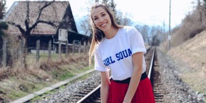 Beitragsbild des Blogbeitrags 7 Styles: Wie kombiniert man Sneakers zum Plissee Rock?