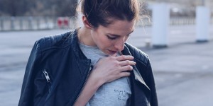 Beitragsbild des Blogbeitrags Outfit: Plissee Midi Rock, Bikerjacke und Zara Mules