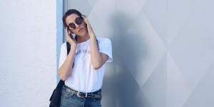 Beitragsbild des Blogbeitrags Outfit: Highwaist Jeans, Slogan Shirt und Aigner München Vintage Tasche 