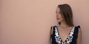 Beitragsbild des Blogbeitrags Outfit: ZARA Volantkleid mit Stickereien