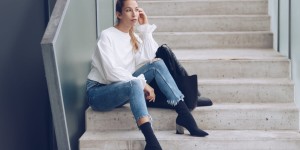 Beitragsbild des Blogbeitrags Outfit: Highwaist Jeans, Statement Sleeves and Sock Boots