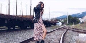 Beitragsbild des Blogbeitrags Outfit und Video: Flower Print Maxi Kleid, Dr. Martens und Marc Jacobs Bag 