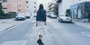 Beitragsbild des Blogbeitrags Indian Summer: So stylst du dein Sommerkleider im Herbst