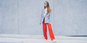 Beitragsbild des Blogbeitrags Outfit: Trendfarbe Rot und Glencheck Muster 