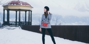 Beitragsbild des Blogbeitrags Outfit: Baskenmütze, rote Gürteltasche und Glencheck Blazer