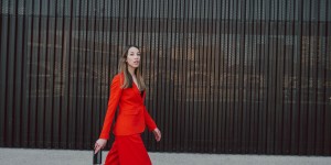 Beitragsbild des Blogbeitrags Outfit: Roter Hosenanzug, Lace Bra und Slingbacks