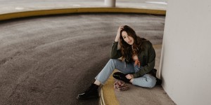 Beitragsbild des Blogbeitrags Outfit: Military Style mit Netbag und Dr. Martens