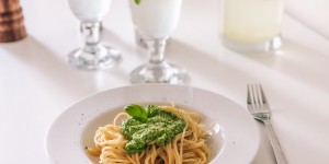 Beitragsbild des Blogbeitrags Essen & Trinken: Einfaches und schnelles Basilikum Pesto Rezept