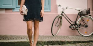Beitragsbild des Blogbeitrags Outfit: Wie kombiniert man eigentlich ein Slip Dress? 