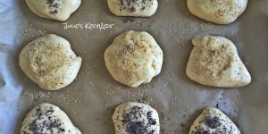 Beitragsbild des Blogbeitrags Not macht erfinderisch :-) Frühstücksweckerl mit zweierlei Mohn