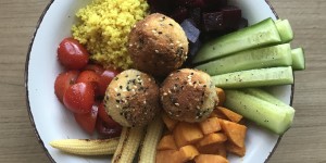 Beitragsbild des Blogbeitrags Veggie Bowl mit Käsebällchen 