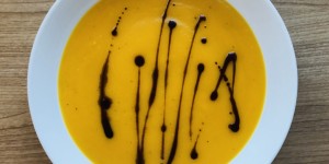 Beitragsbild des Blogbeitrags Aus dem Suppentopf: Kürbis-Apfel-Suppe