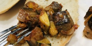 Beitragsbild des Blogbeitrags Mediterrane Brotzeit! Caponata Siciliana 