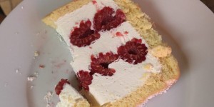 Beitragsbild des Blogbeitrags Sweet Friday! Fruchtige Topfen-Biskuitroulade … mal anders!