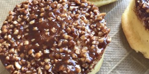 Beitragsbild des Blogbeitrags Sweet Friday! Mini Cakes mit Karamell-Knusper-Topping