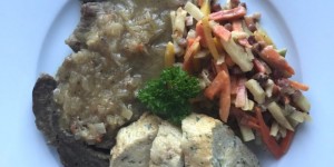Beitragsbild des Blogbeitrags Rostbraten mit cremigen Wurzelgemüse & Serviettenknödel