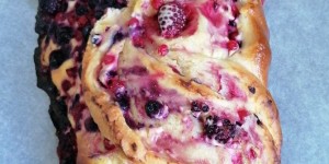 Beitragsbild des Blogbeitrags Sweet Friday! Topfen-Beeren-Striezel 