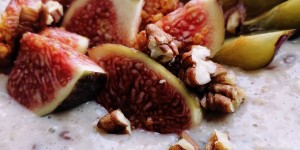 Beitragsbild des Blogbeitrags *Sunday Mornings* Herbstlicher Porridge mit Maronis,Feigen & Zwetschken