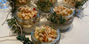 Beitragsbild des Blogbeitrags Advent, Advent, das 3. Lichtlein brennt! Panna Cotta mit Bratapfeltatar