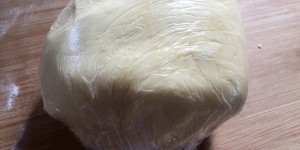 Beitragsbild des Blogbeitrags Apfelkuchen nach einem Rezept aus USA vegetarisch – dem neue Kochbuch von Katharina Seiser und mit Rezepten von Oliver Trific