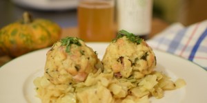 Beitragsbild des Blogbeitrags Speckknödel mit frischem Kraut – einfache, herbstliche Hausmannskost