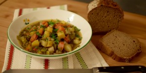 Beitragsbild des Blogbeitrags Preiswerte und gesunde Vitamine im Winter – Wärmender Linseneintopf mit Gemüse 
