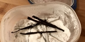Beitragsbild des Blogbeitrags Dukatenbuchteln mit Preiselbeerfüllung und Vanillesauce