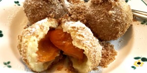 Beitragsbild des Blogbeitrags Marillenknödel – Topfenteig oder Erdäpfelteig, das ist hier nicht die Frage!