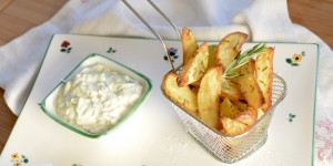 Beitragsbild des Blogbeitrags Sommerzeit ist Grillzeit – meine liebsten Beilagen – Tsatsiki und Erdäpfelwedges