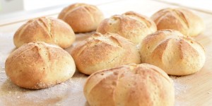 Beitragsbild des Blogbeitrags Frische Semmeln fürs Sonntagsfrühstück aus dem Dampfbackofen