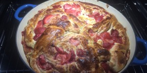 Beitragsbild des Blogbeitrags Erdbeer-Schneckenkuchen aus der Gusseisenpfanne – oder Amerikanisches Cast Iron Baking