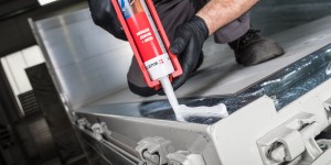 Beitragsbild des Blogbeitrags Klebt + Dichtet. Besser! Wenn Montagekleber anstelle von Bohrmaschinen bevorzugt werden